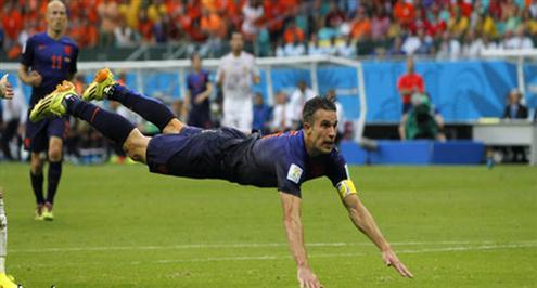 بالفيديو.. الأكروباتي إبرا ينافس رأس فان بيرسي وقدم رودريجيز على جائزة بوشكاش 2014